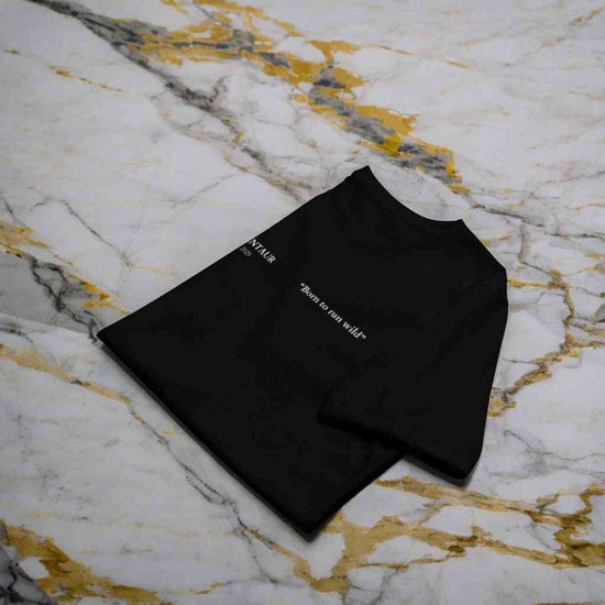 camiseta 001 black edition reciclada
camiseta negra sostenible zentaur
detalle costuras camiseta black edition
camiseta unisex corte regular eco